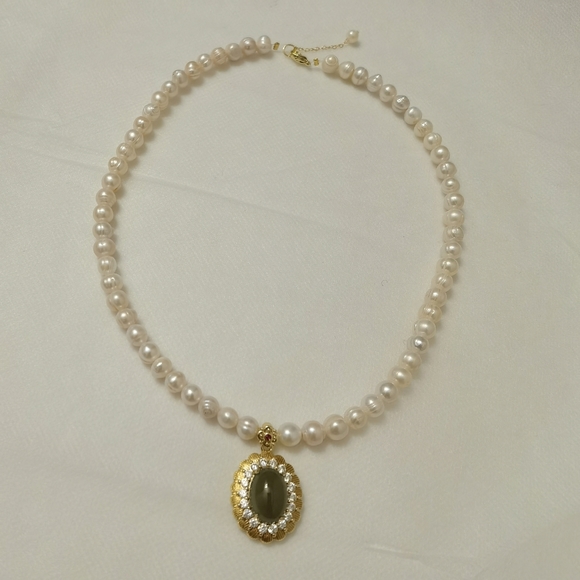 Freshwater pearl necklace with jade pendant. - Picture 1 of 4